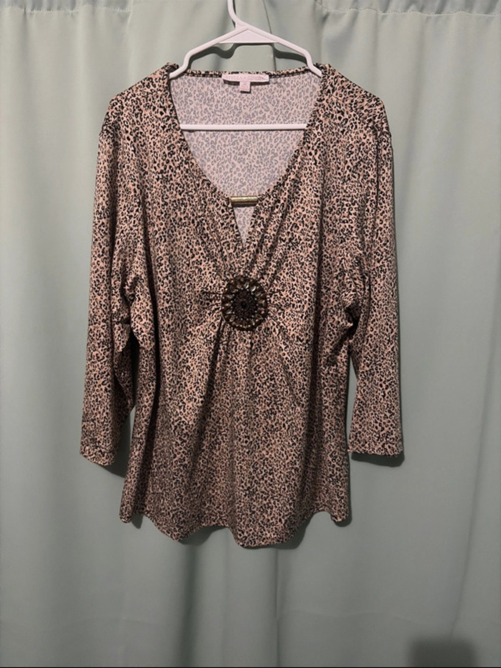 Women's Animal Print V-Neck Top with Decorative Brooch - Pink